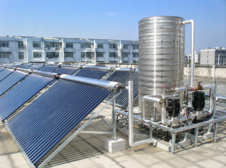梁山县商用大容量真空管太阳能热水系统